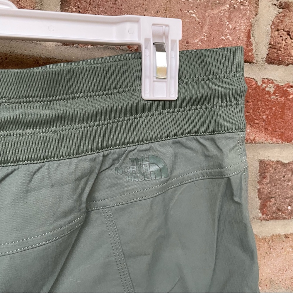 North Face sage green lightweight active capri pants Women Large - Picture 9 of 13